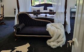 The Luxurious Manor - Very Large Bedroom With Private Ensuite